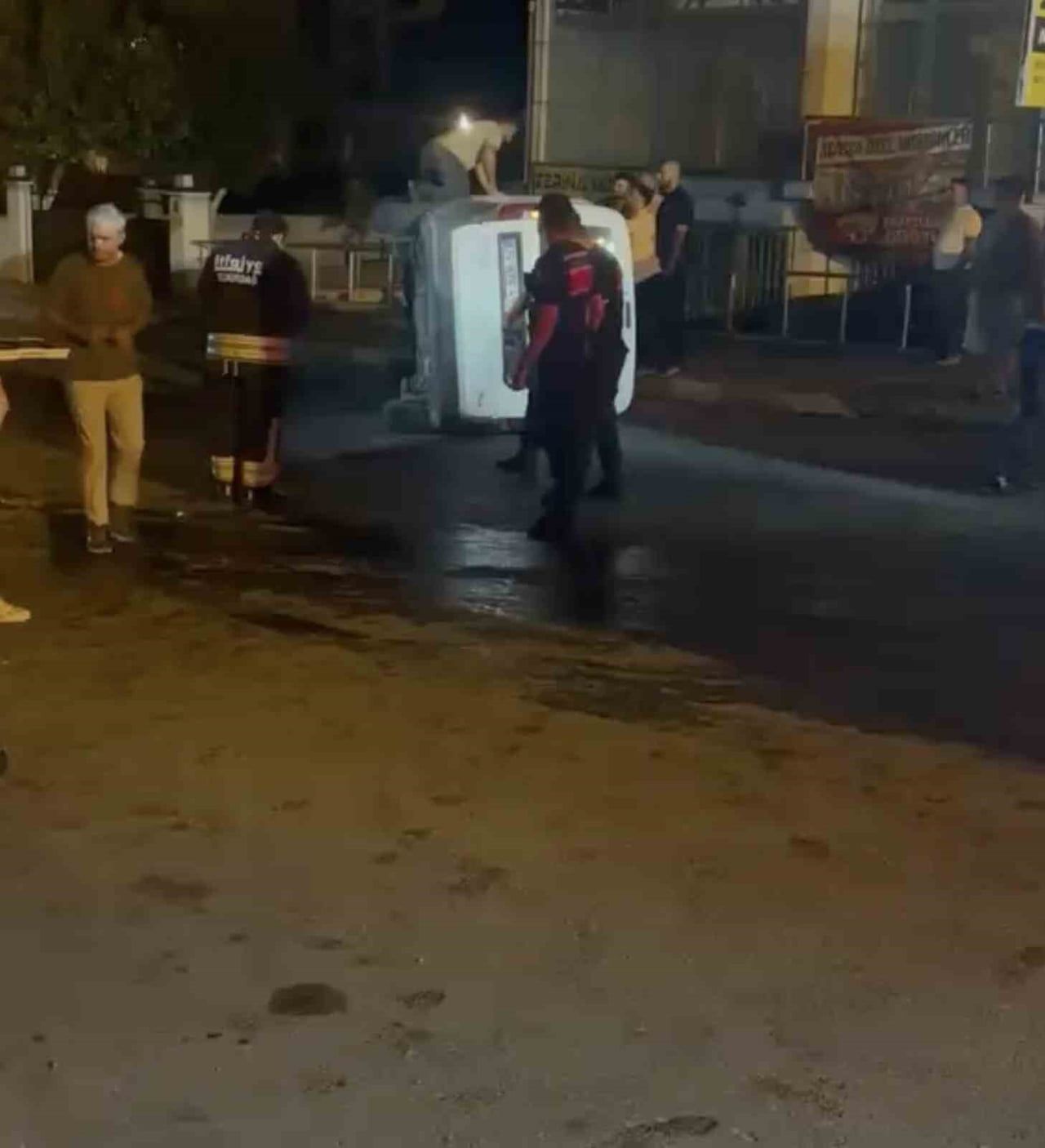 TEKİRDAĞ’IN KAPAKLI İLÇESİNDE İKİ OTOMOBİLİN ÇARPIŞMASI SONUCU SÜRÜCÜLER İLE KALDIRIMDA YÜRÜYEN...