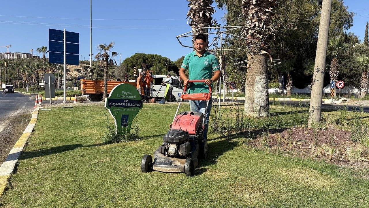 KUŞADASI BELEDİYESİ EKİPLERİ, KENTİN KUZEY VE GÜNEY GİRİŞLERİNDEKİ ANA ARTERLERDE PEYZAJ, BUDAMA...