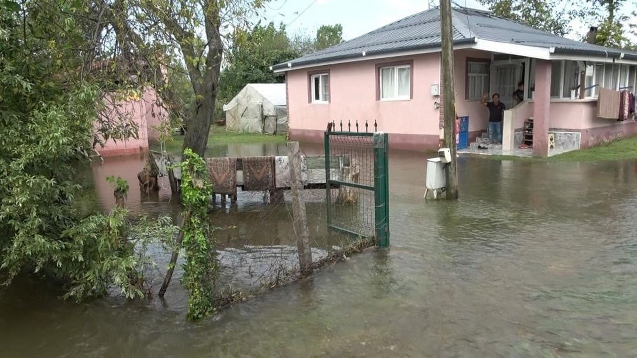 SAMSUN'UN ÇARŞAMBA İLÇESİNDE ETKİLİ OLAN SAĞANAK NEDENİYLE EV VE TARIM ARAZİLERİ SULAR ALTINDA...