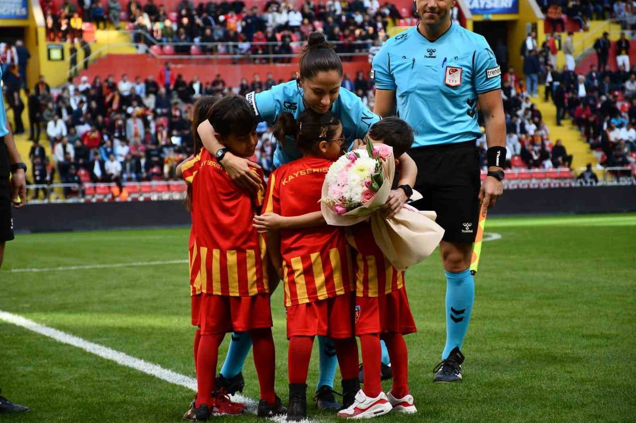 TRENDYOL 1. LİG'İN 11. HAFTASINDA KAYSERİSPOR, EVİNDE KARŞILAŞTIĞI BATMAN PETROLSPOR İLE 2-2...