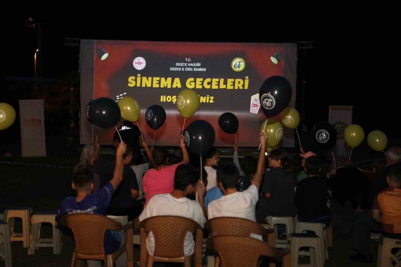 DÜZCE MERKEZ HASANLAR KÖYÜ, YAZ AKŞAMLARININ NOSTALJİK ATMOSFERİNİ YAŞATAN AÇIK HAVA SİNEMA...
