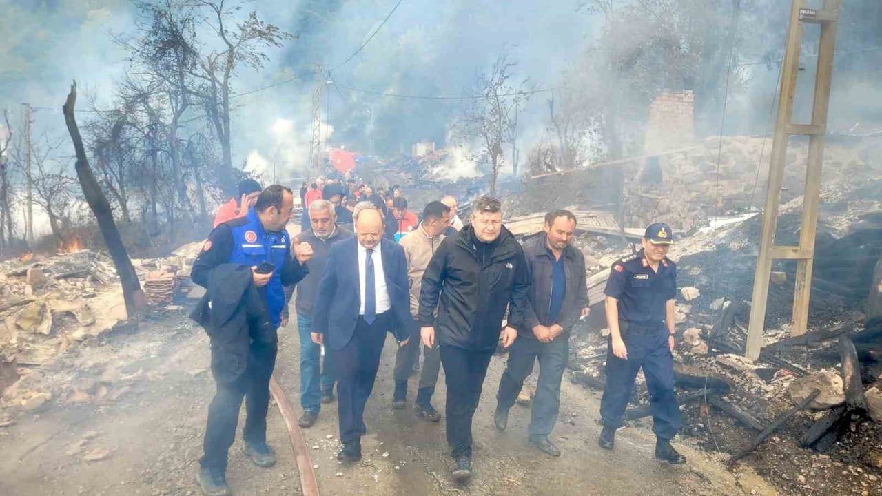 KASTAMONU VALİSİ MEFTUN DALLI, İNEBOLU İLÇESİ ÇOK SAYIDA EVİN YANDIĞI DERESÖKÜ KÖYÜNDE...