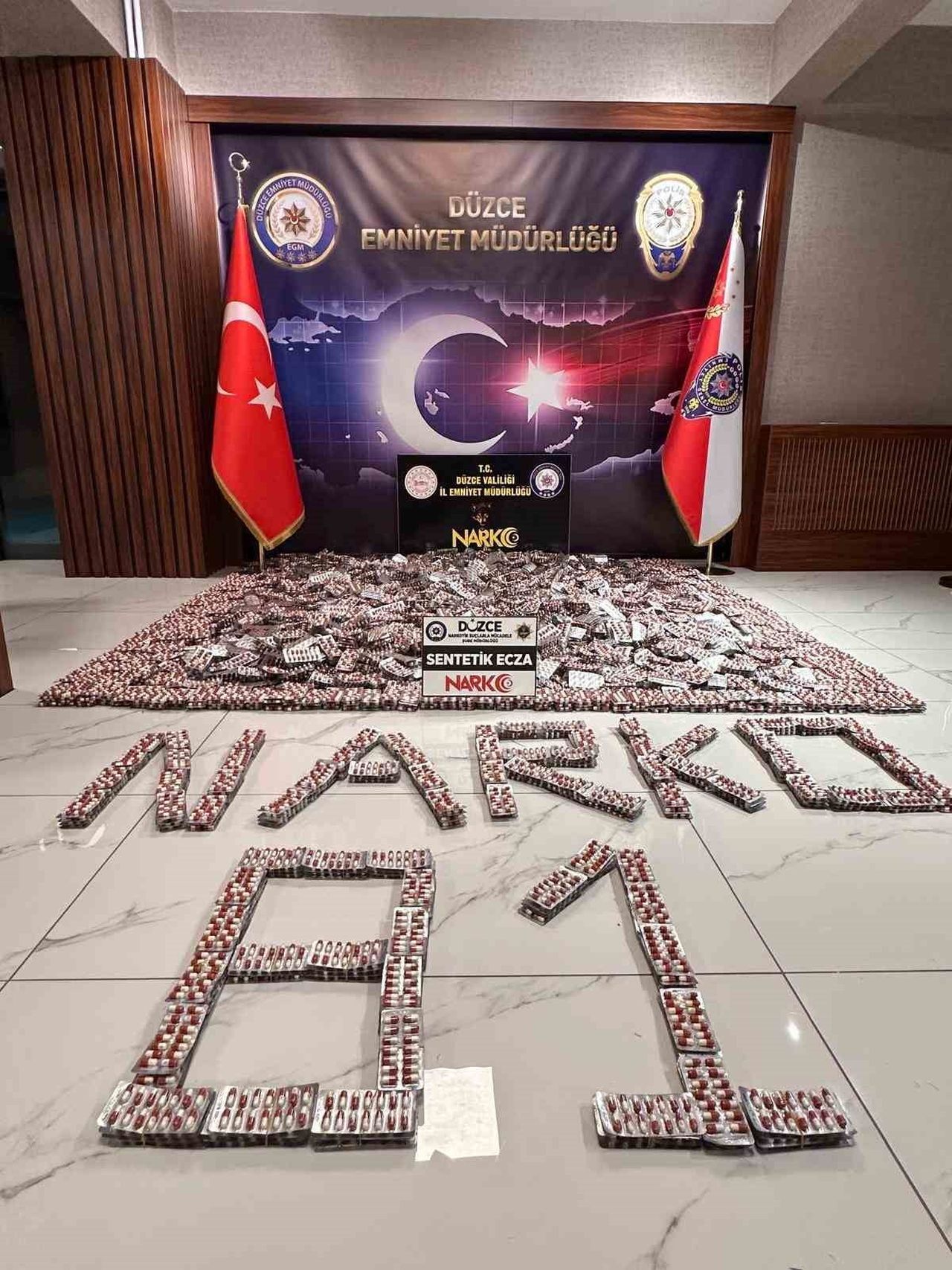 DÜZCE’DE POLİS EKİPLERİNİN DÜZENLEDİĞİ UYUŞTURUCU OPERASYONUNDA, PİYASA DEĞERİ YAKLAŞIK 18 MİLYON...