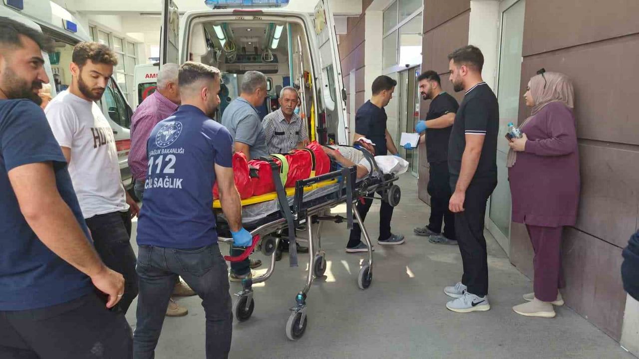ADIYAMAN’DA, MOTOSİKLET İLE OTOMOBİLİN ÇARPIŞMASI SONUCU 1 KİŞİ AĞIR YARALANDI.