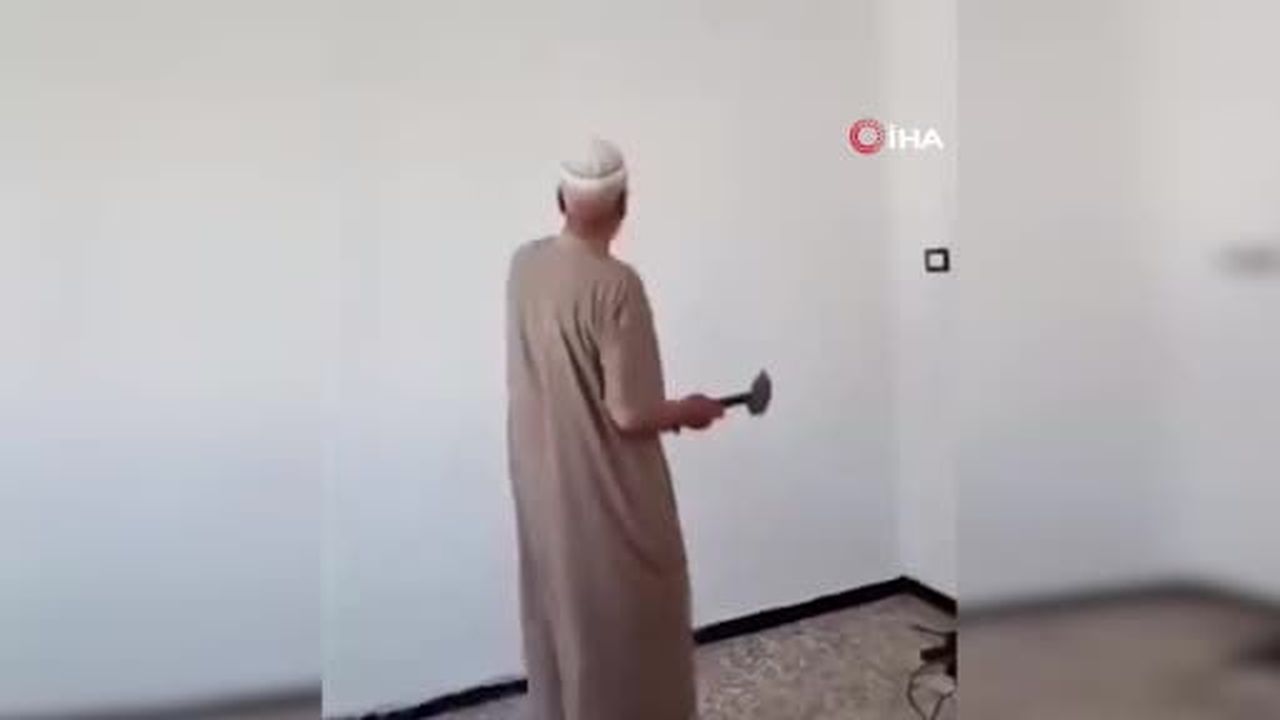 Suriye'de çok sayıda dini ve felsefi eserden oluşan kütüphanesinin Beşar Esad rejiminin yok...