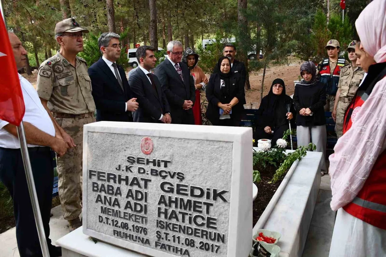 PROGRAMA ŞEHİDİN YAKINLARININ YANI SIRA İSKENDERUN KAYMAKAMI MUHAMMET ÖNDER, İL JANDARMA KOMUTAN...