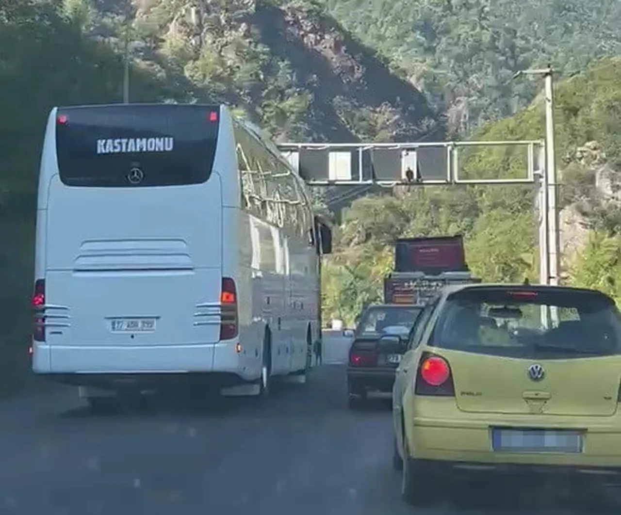KARABÜK'TE HATALI SOLLAMA YAPARAK ARAÇLARIN GÜVENLİĞİNİ TEHLİKEYE ATAN YOLCU OTOBÜSÜ, CEP TELEFONU...