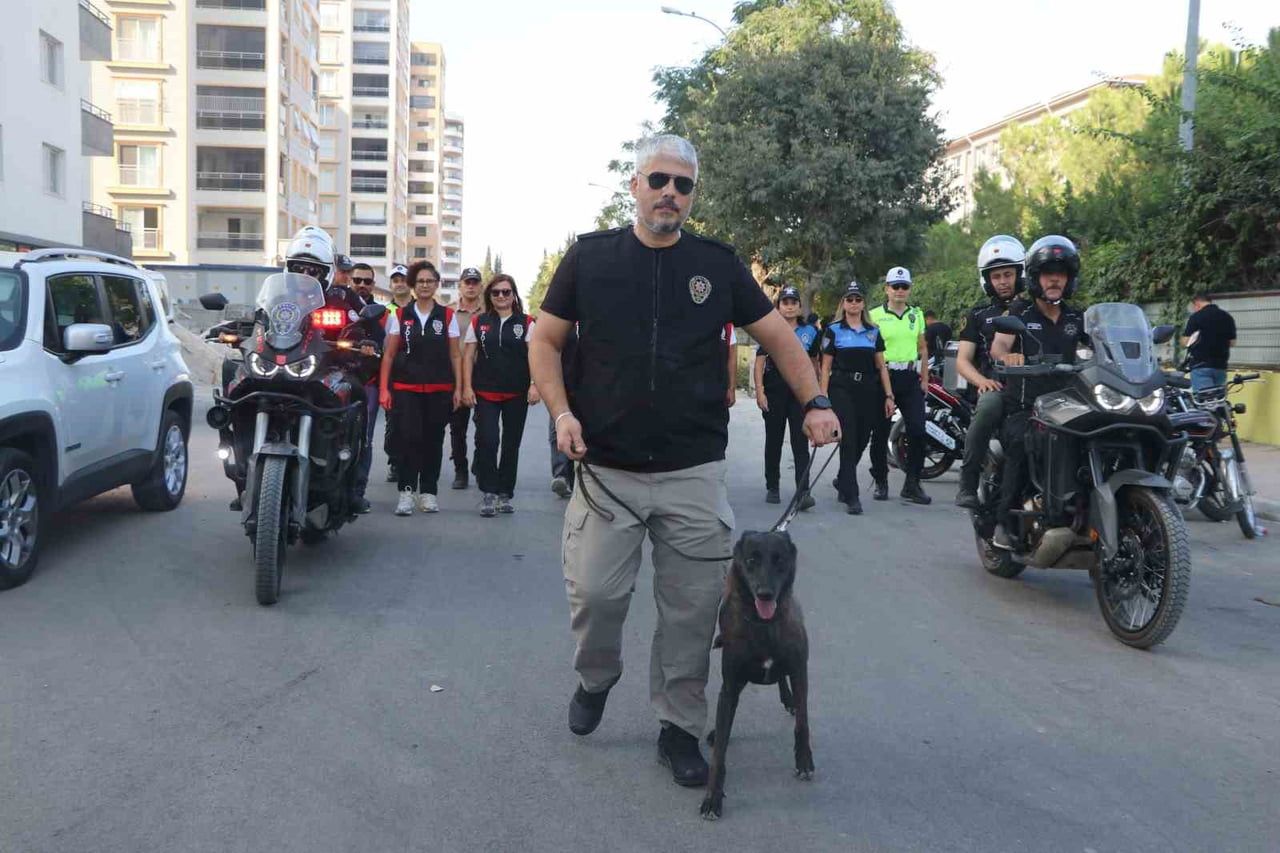 ADANA’DA YENİ EĞİTİM ÖĞRETİM YILININ İLK GÜNÜNDE ÖĞRENCİLERİN GÜVENLİĞİ İÇİN OKUL ÇEVRELERİNDE...