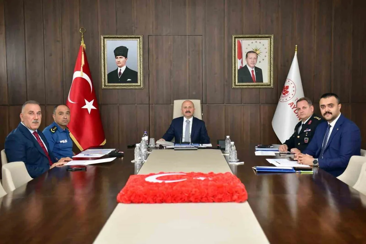 AYDIN VALİSİ DR. OSMAN VAROL'UN KATILDIĞI "ÜNİVERSİTE VE YURT GÜVENLİĞİ" TOPLANTISINDA İL...