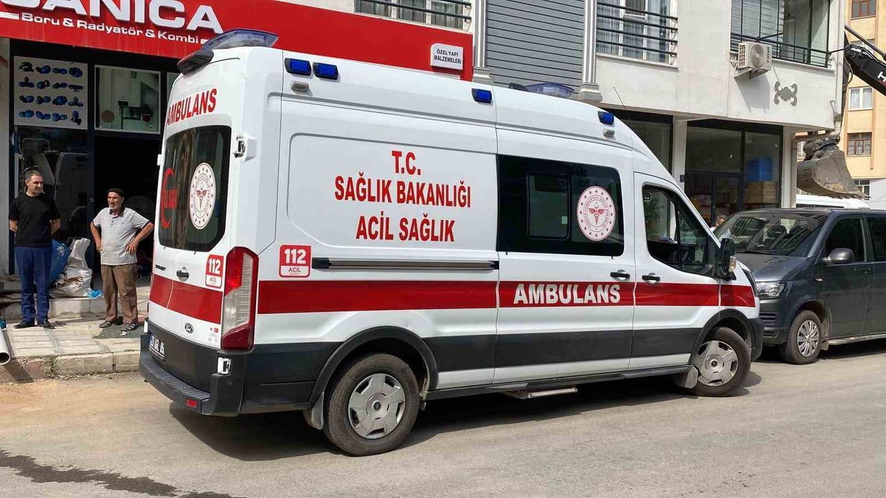 YARALI, OLAY YERİNDE YAPILAN İLK MÜDAHALELERİN ARDINDAN AMBULANSLA HASTANEYE KALDIRILDI
