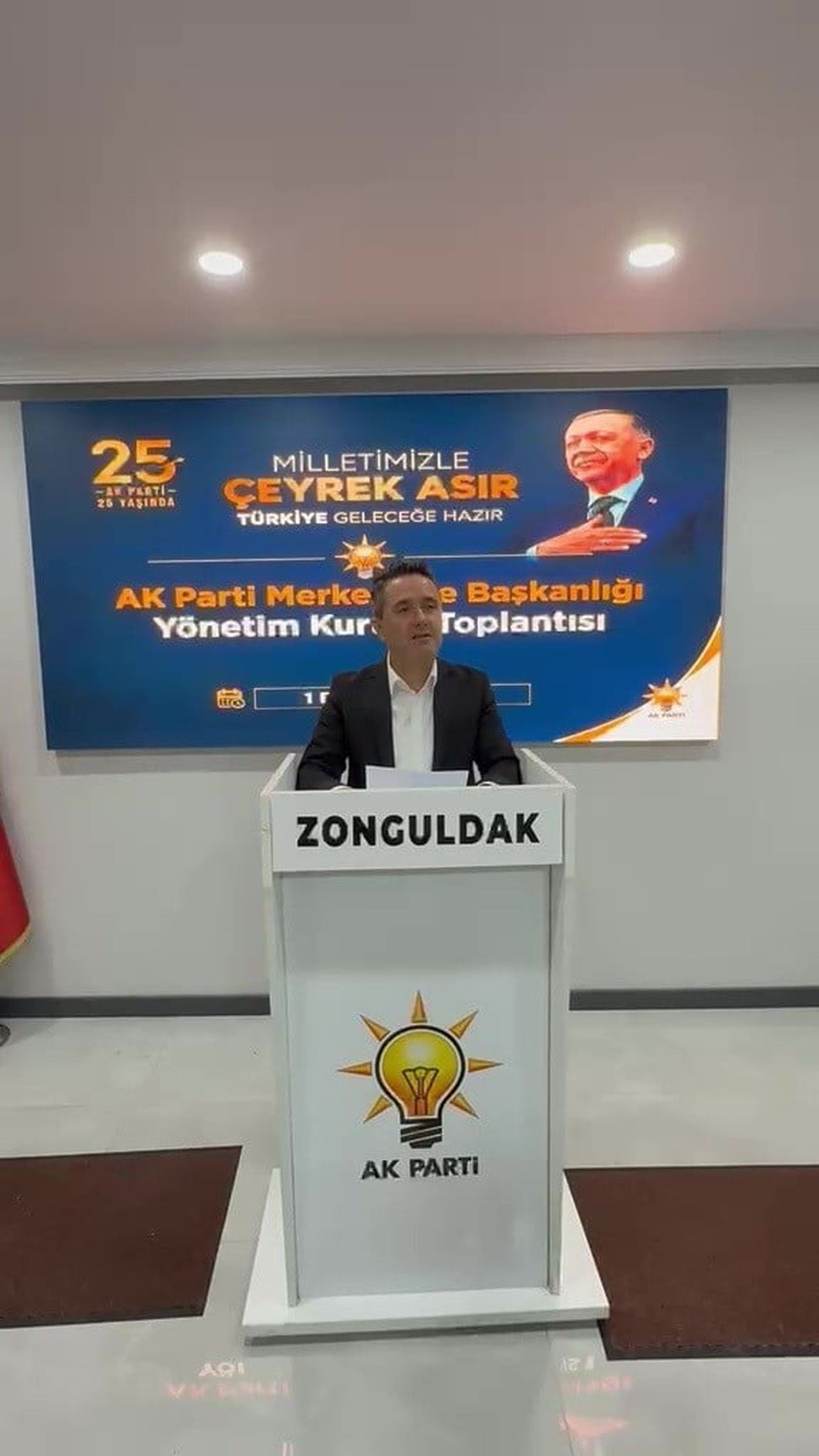 AK PARTİ ZONGULDAK MERKEZ İLÇE BAŞKANI SEZER KÖROĞLU, PARTİ BİNASINDA DÜZENLEDİĞİ TOPLANTIYLA...