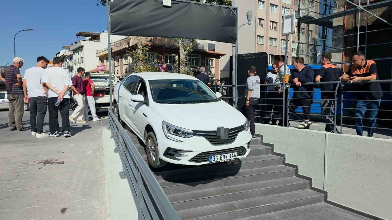 KÜTAHYA'DA SÜRÜCÜSÜNÜN KONTROLÜNDEN ÇIKAN OTOMOBİL, BİR ZİNCİR MARKETİN GİRİŞ MERDİVENLERİNDE...