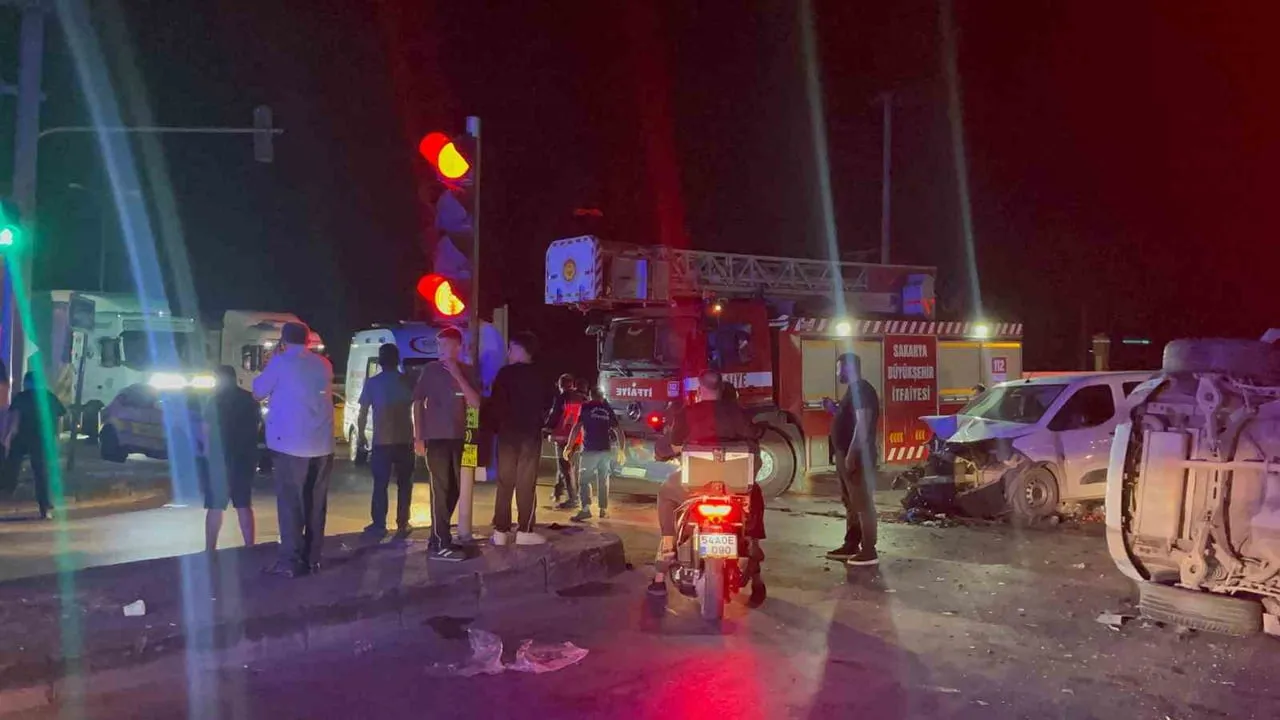 SAKARYA’NIN AKYAZI İLÇESİNDE MEYDANA GELEN TRAFİK KAZASINDA, HAFİF TİCARİ ARAÇ İLE OTOMOBİLİN...