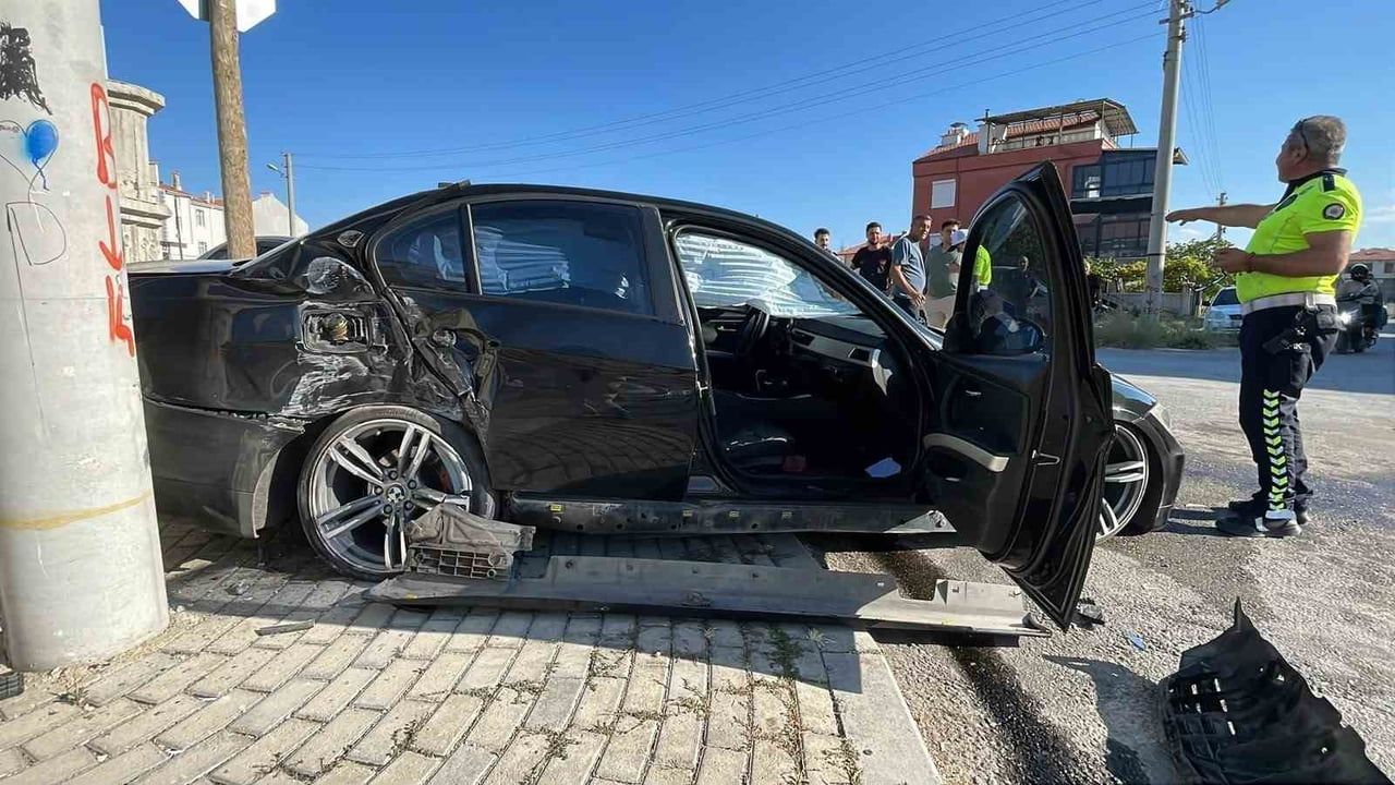 KARAMAN’DA İKİ OTOMOBİLİN ÇARPIŞMASI SONUCU MEYDANA GELEN TRAFİK KAZASINDA 5 KİŞİ...