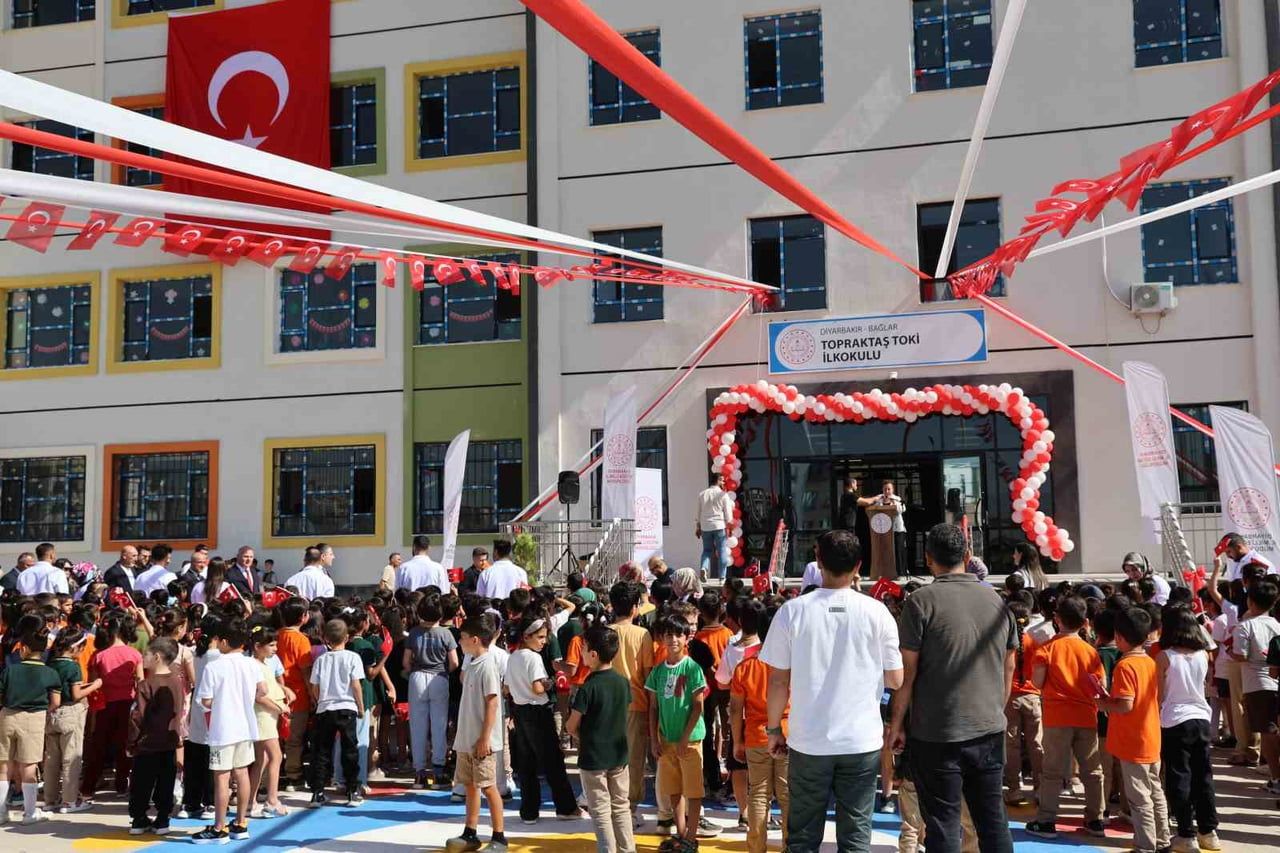 DİYARBAKIR'IN BAĞLAR İLÇESİNDEKİ TOPRAKTAŞ TOKİ İLKOKULU'NDA İLKÖĞRETİM HAFTASI KUTLAMA PROGRAMI...