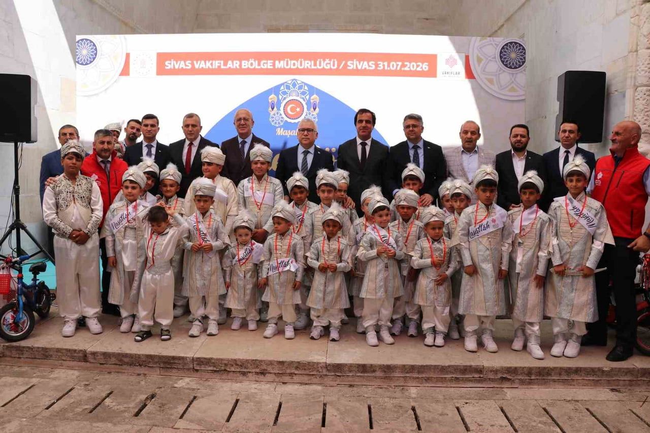 TÖRENE İL PROTOKOLÜ ÜYELERİ, VAKIF YETKİLİLERİ İLE ÇOCUKLAR VE AİLELERİ KATILDI.