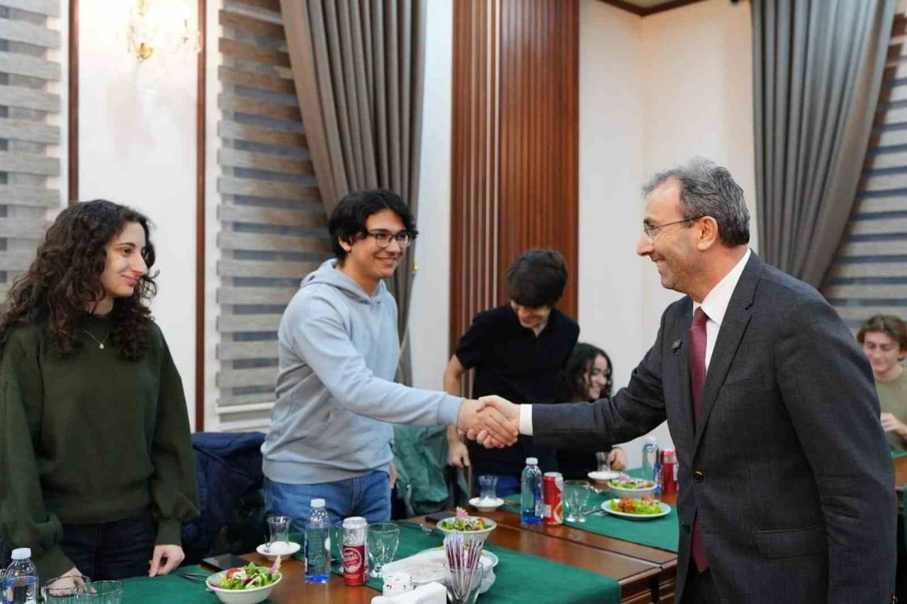 BAŞKAN AHMET CİN, "SÖZ VERDİĞİMİZ GİBİ 20 BİN TL YENİ ÜNİVERSİTELİ EĞİTİM DESTEĞİMİZİ...