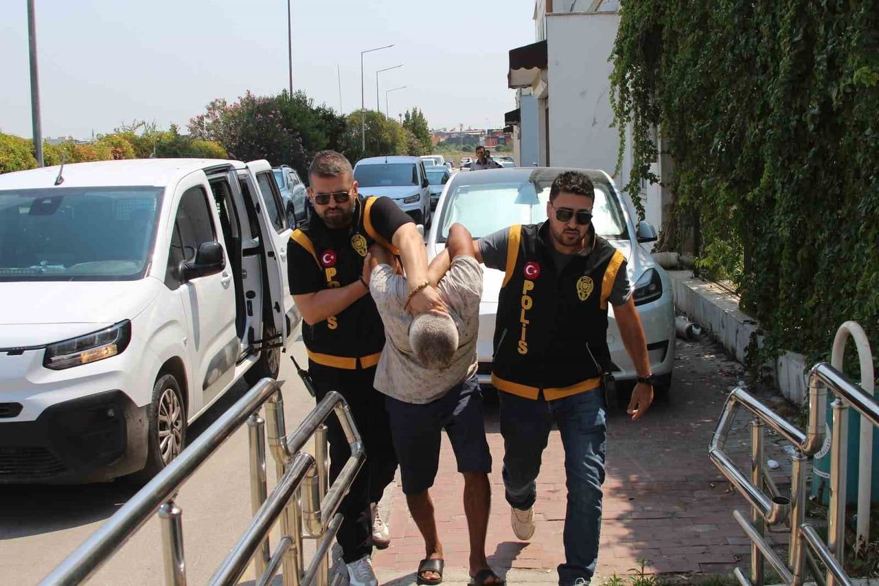 ADANA’DA 10 YIL ÖNCE BOŞANDIĞI EŞİNİ 8 YERİNDEN BIÇAKLAYARAK AĞIR YARALAYAN ŞÜPHELİ ADLİYEYE SEVK...