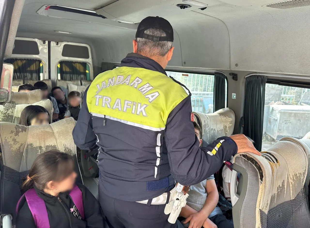 JANDARMA EKİPLERİ, OKUL SERVİS ARAÇLARI VE SÜRÜCÜLERİNE YÖNELİK DENETİM...