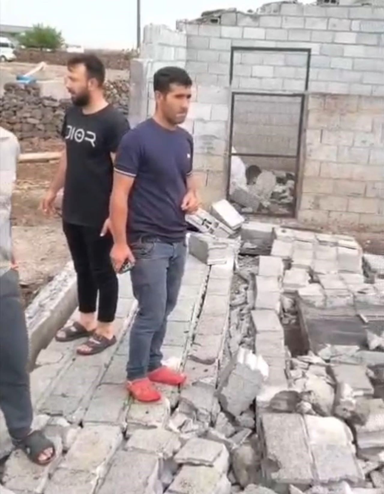 DİYARBAKIR'IN ÇINAR İLESİNDE ŞİDDETLİ RÜZGARDA BİR AHIRIN DUVARLARI YIKILARAK ÇATISI...