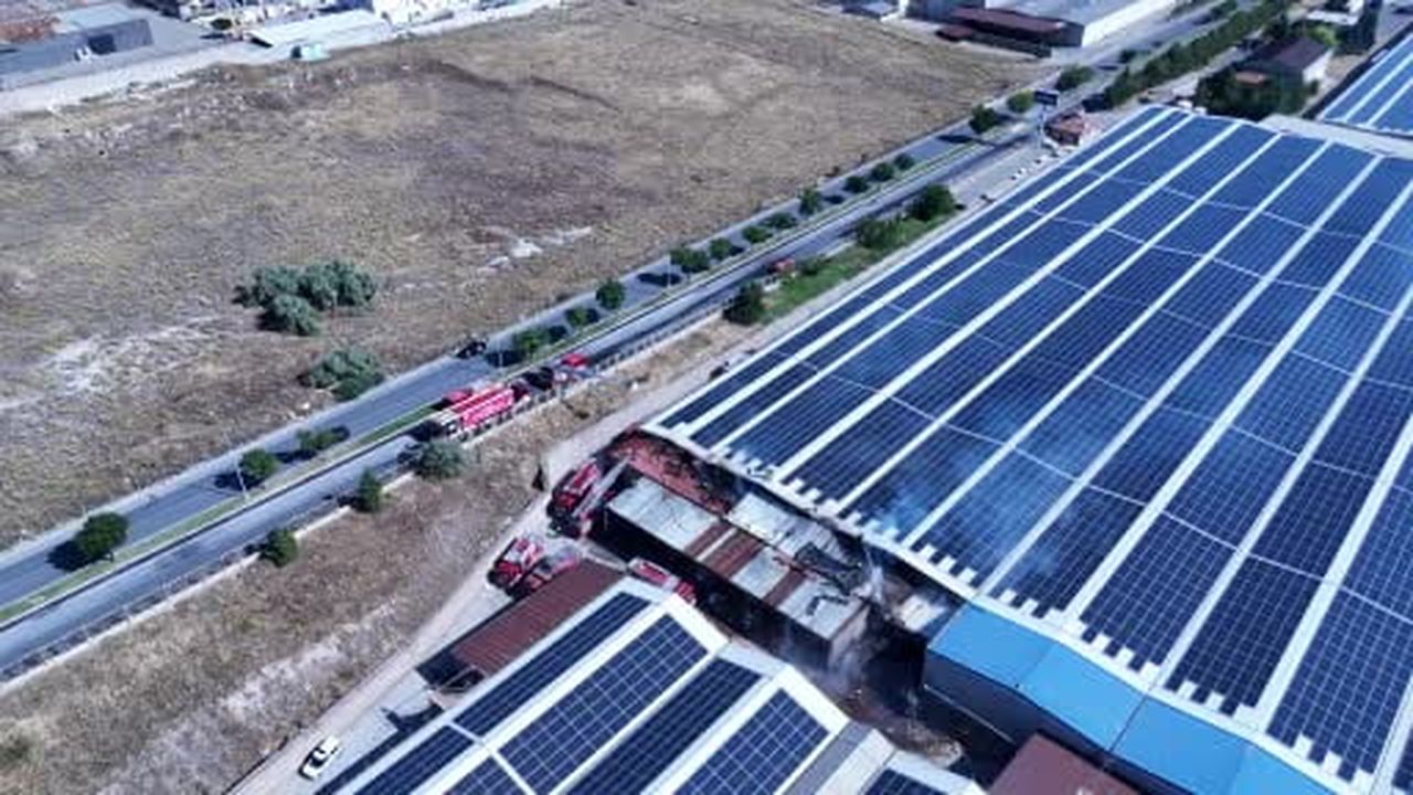 Kayseri'deki yanan tekstil fabrikasının depo kısmı böyle görüntülendi