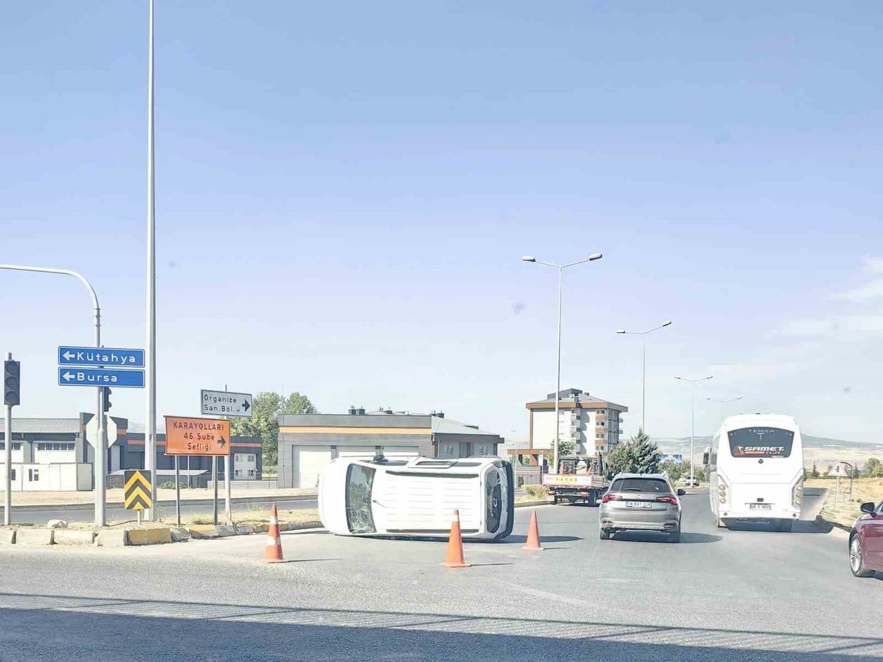 ESKİŞEHİR'DE SUV TİPİ ARAÇ İLE HAFİF TİCARİ ARACIN ÇARPIŞMASI SONUCU MEYDANA GELEN TRAFİK...