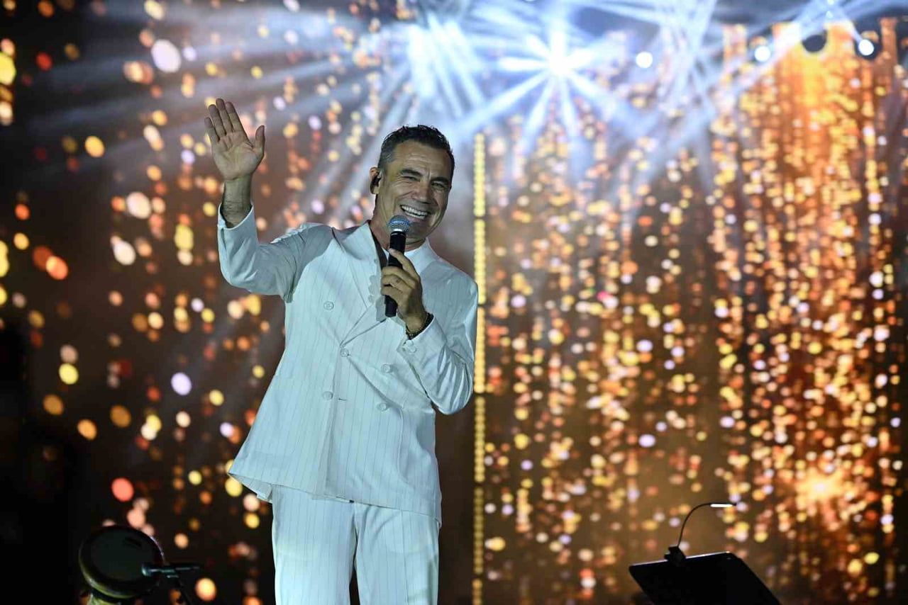 FERHAT GÖÇER SAHNE PERFORMANSI