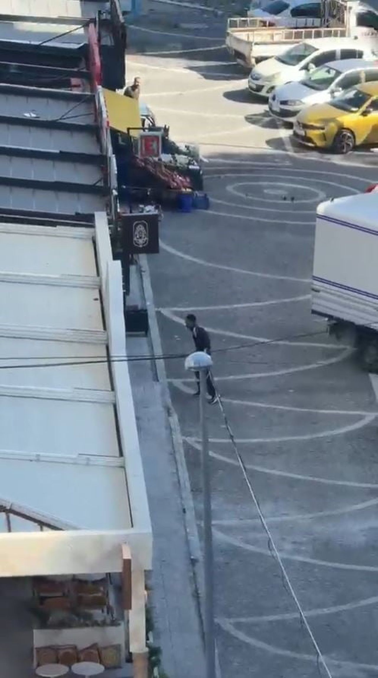 ESENYURT’TA BİR ŞAHIS TARTIŞTIĞI KUYUMCUYA SİLAHLI SALDIRI DÜZENLENDİ. KUYUMCUNUN YAN TARAFINDA...