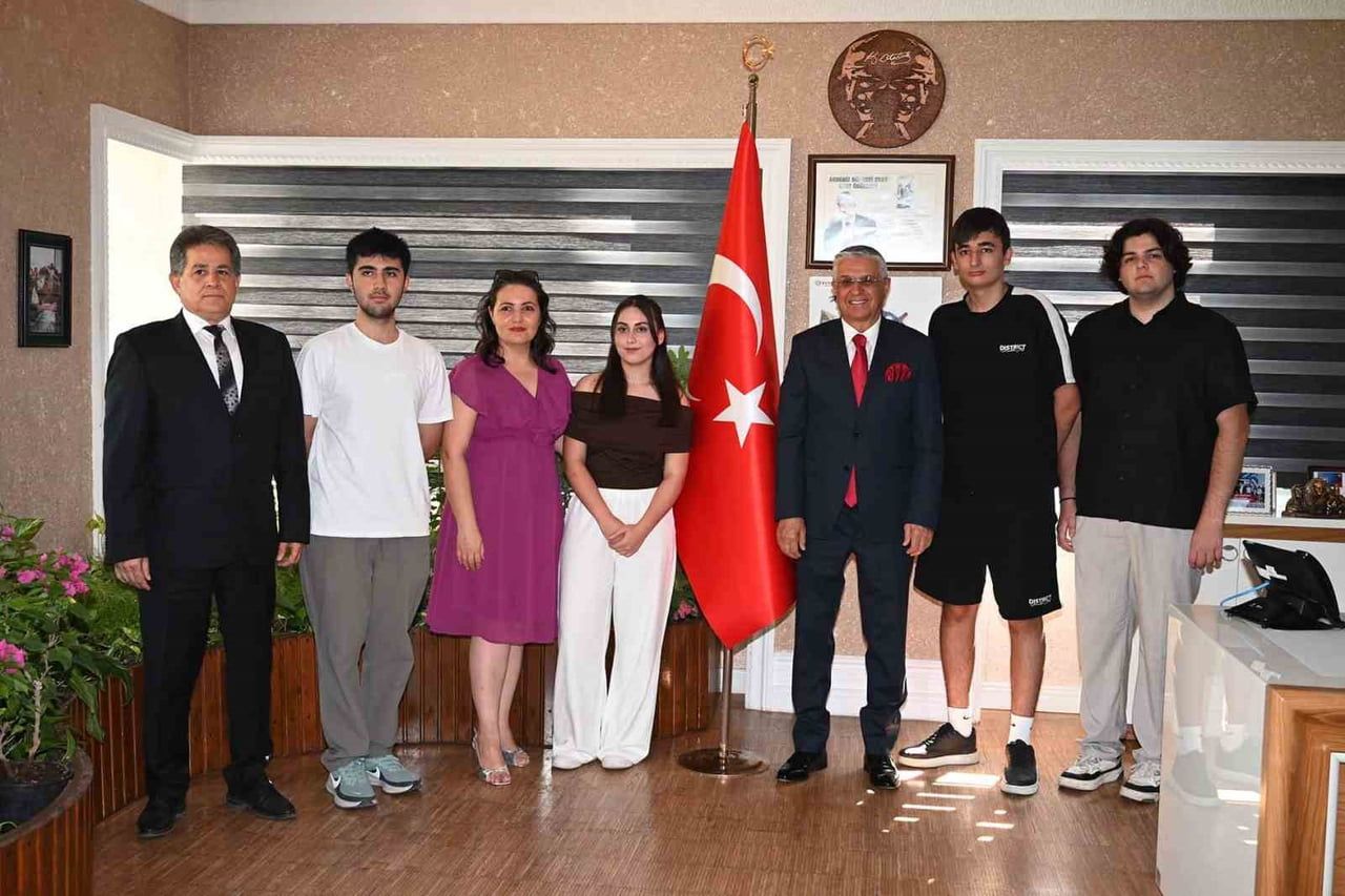 ÜNİVERSİTE SINAVINDA BAŞARI ELDE EDEN ÖĞRENCİLER, BAŞKAN TOPALOĞLU'NA ZİYARETTE BULUNDU