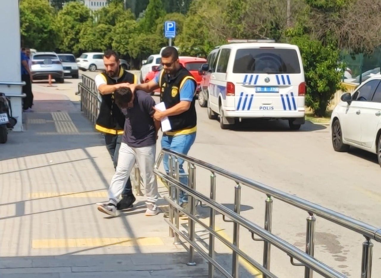 ADANA'DA BİR KİŞİ, KENDİSİNE KÜFRETTİĞİNİ ÖNE SÜRDÜĞÜ 17 YAŞINDAKİ ARKADAŞINI BIÇAKLA ÖLDÜRDÜ....