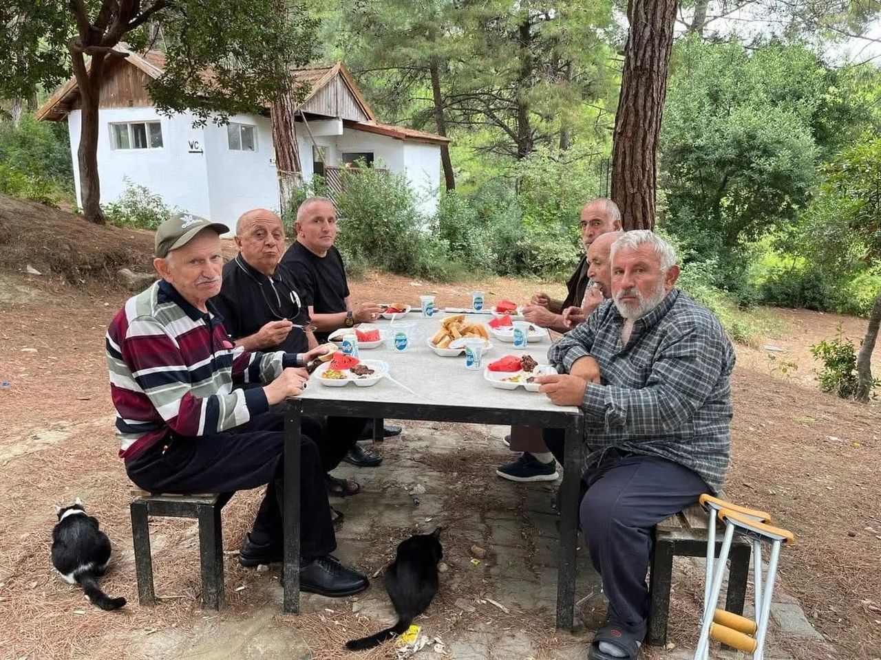 SİNOP’UN GERZE İLÇESİNDE HUZUREVİ SAKİNLERİ, DOĞAYLA İÇ İÇE DÜZENLENEN PİKNİK ETKİNLİĞİNDE BİR...