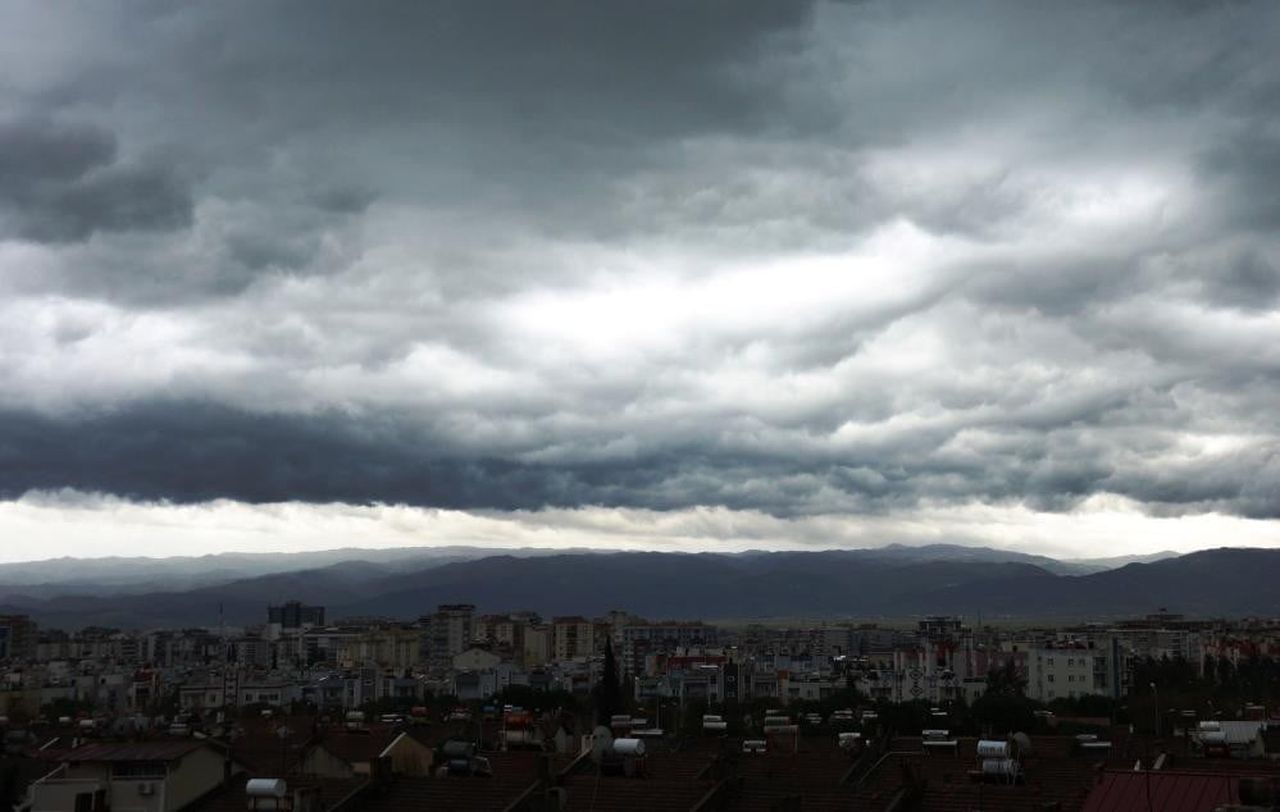 AYDIN’DA PAZARTESİ SABAH SAATLERİNDEN İTİBAREN ETKİLİ OLMASI BEKLENEN KUVVETLİ SAĞANAK YAĞIŞ...