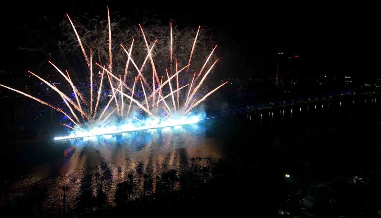 ADANA’DA ULUSLARARASI LEZZET FESTİVALİ KAPSAMINDA, SEYHAN NEHRİ ÜZERİNDE BİN DRON, LAZER VE HAVAİ...