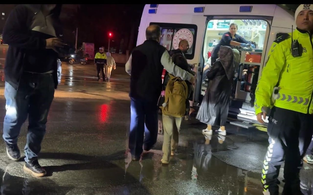 BURDUR’DA ÖĞRENCİ SERVİSİ İLE OTOMOBİLİN ÇARPIŞMASI SONUCU MEYDANA GELEN TRAFİK KAZASINDA 12...