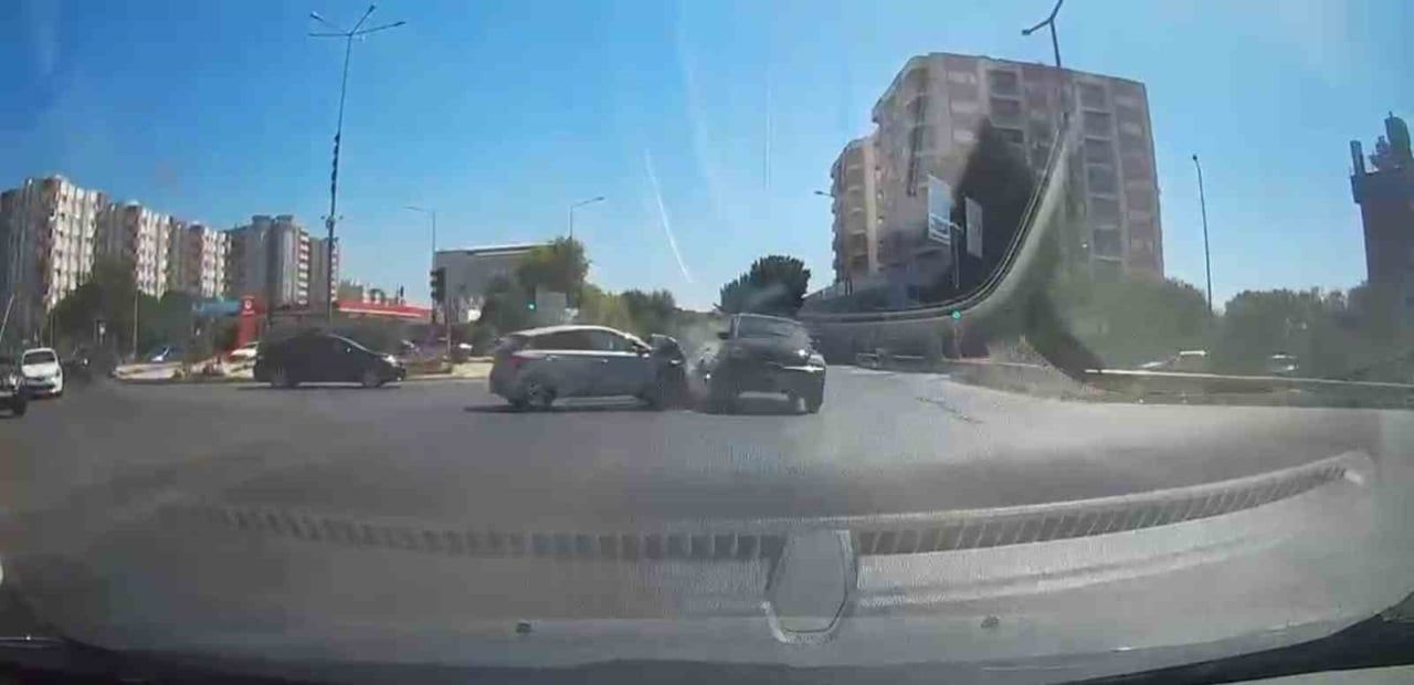 AYDIN'IN EFELER İLÇESİNDE KIRMIZI IŞIK İHLALİ NEDENİYLE MEYDANA GELEN KAZADA 3 KİŞİ YARALANIRKEN...