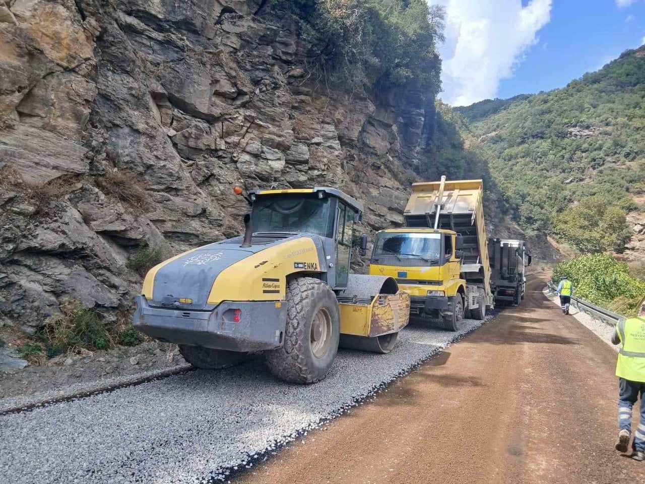 AYDIN BÜYÜKŞEHİR BELEDİYESİ EKİPLERİ, 17 İLÇEDE ONLARCA FARKLI NOKTADA YOL YAPIM, BAKIM, ONARIM VE...