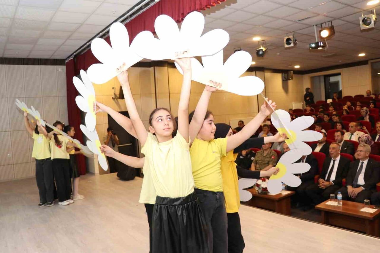 ERZURUM'UN OLTU İLÇESİNDE İLKÖĞRETİM HAFTASI'NIN AÇILIŞI DOLAYISIYLA DÜZENLENEN PROGRAM...
