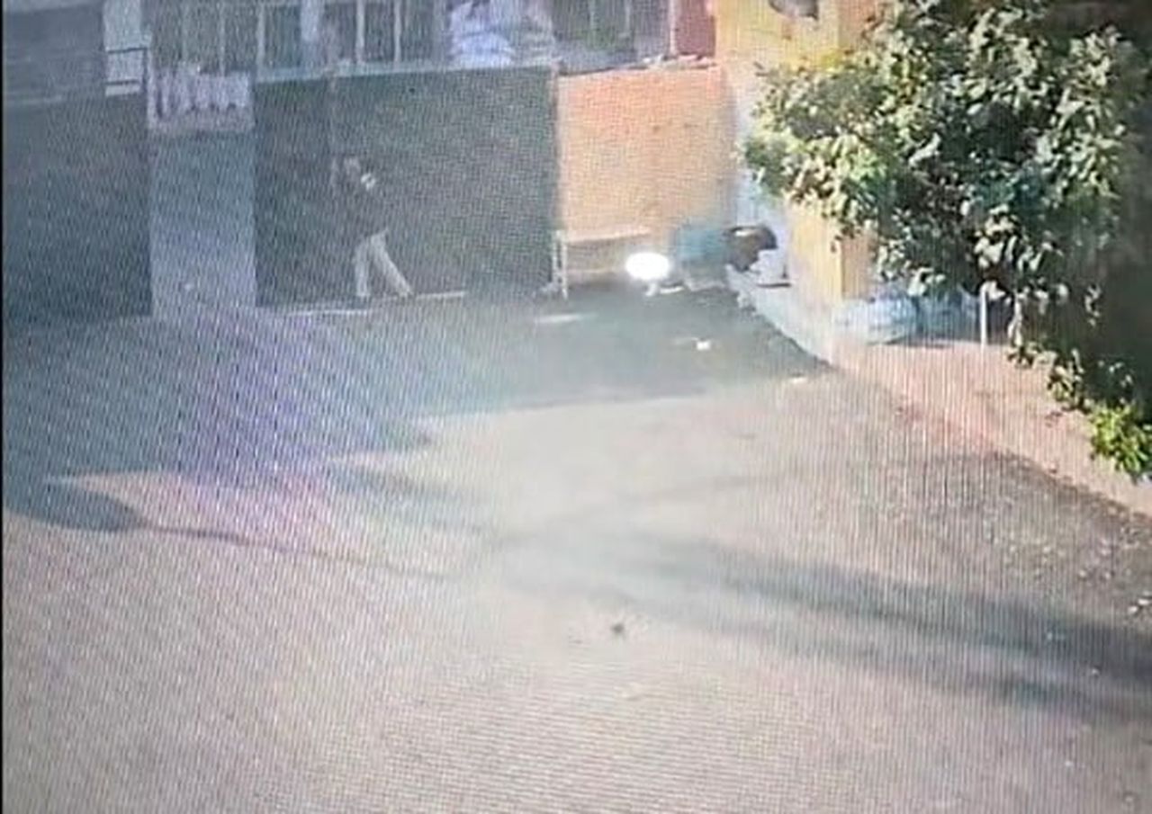 NİZİP İLÇESİNDE FISTIK HALİ'NDE YERİNDEN ÇIKAN KAPI, HAL BEKÇİSİNİN ÜZERİNE DÜŞTÜ