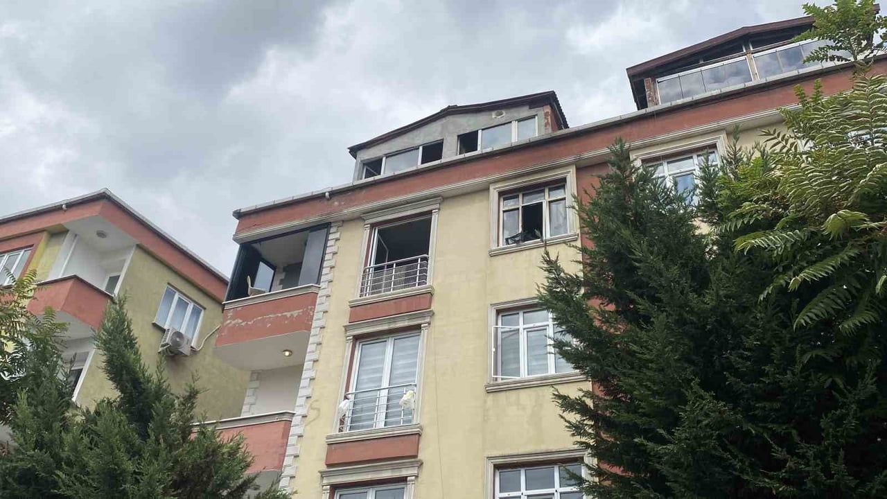 SULTANGAZİ İLÇESİNDE BİR DAİRENİN ÇOCUK YATAK ODASINDA BAŞLAYAN YANGIN KISA SÜREDE TÜM EVİ...