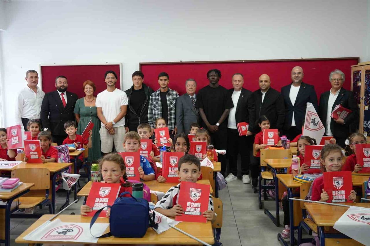 SAMSUNSPOR'DA FUTBOLCULAR VE YÖNETİCİLER, İLKOKUL ÇOCUKLARINA DEFTER DAĞITTI.