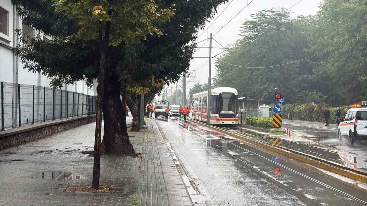 ESKİŞEHİR’DE SABAH SAATLERİNDE TRAMVAY HATTININ KATENER SİSTEMİNDE MEYDANA GELEN ARIZA NEDENİYLE...