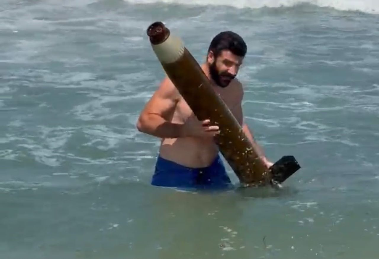 SİNOP’TA DENİZE GİREN BİR VATANDAŞ, KENTİN KUZEY SAHİLİNDE ROKET VEYA FÜZE PARÇASINI ANDIRAN...
