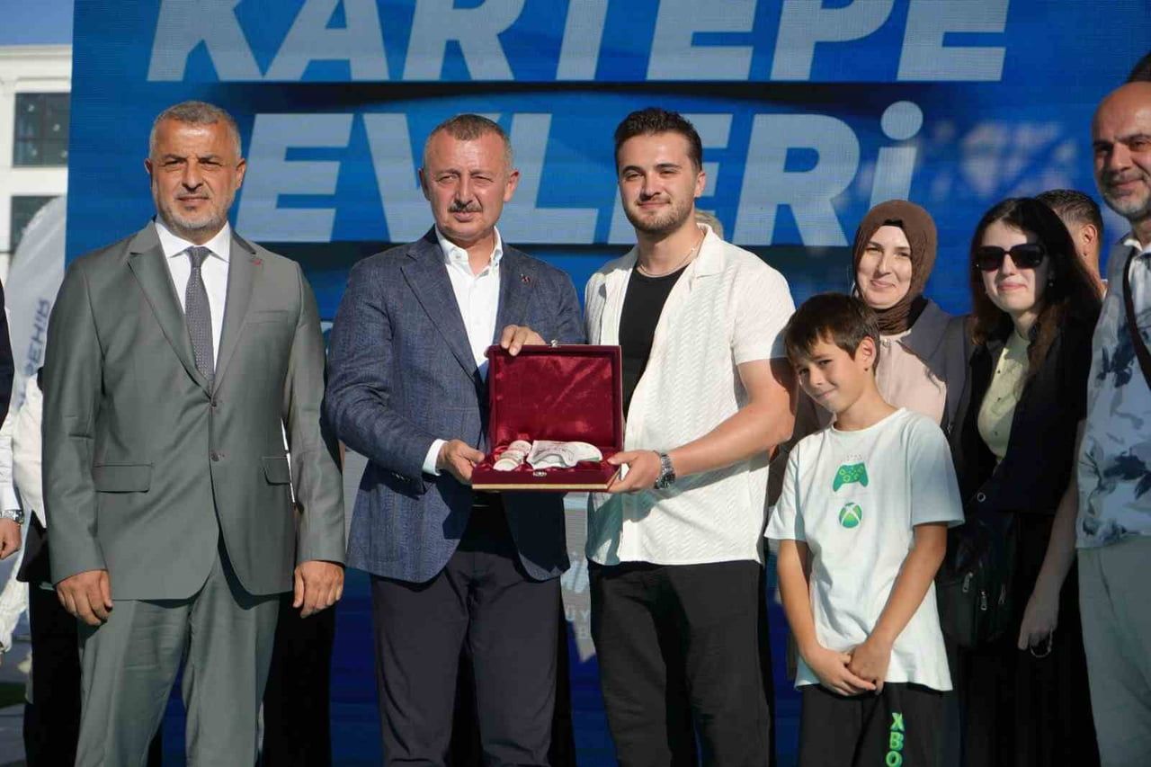 KARTEPE KENT KONUT EVLERİ’NDE 144 HAK SAHİBİNE ANAHTARLARI TESLİM EDİLİRKEN, KOCAELİ BÜYÜKŞEHİR...