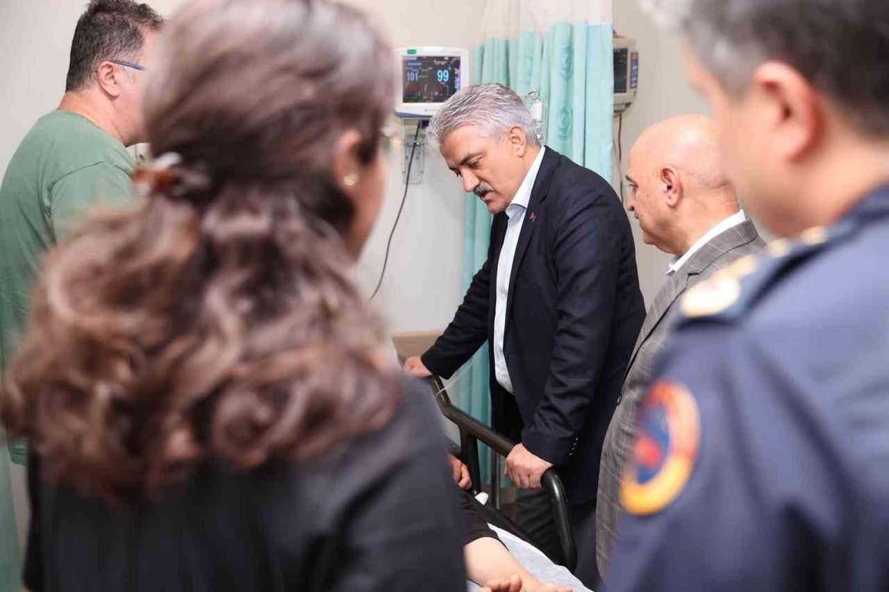 DÜZCE VALİSİ MEHMET MAKAS, AKÇAKOCA İLÇESİNDE MEYDANA GELEN TRAFİK KAZASINDA YARALANARAK TEDAVİ...