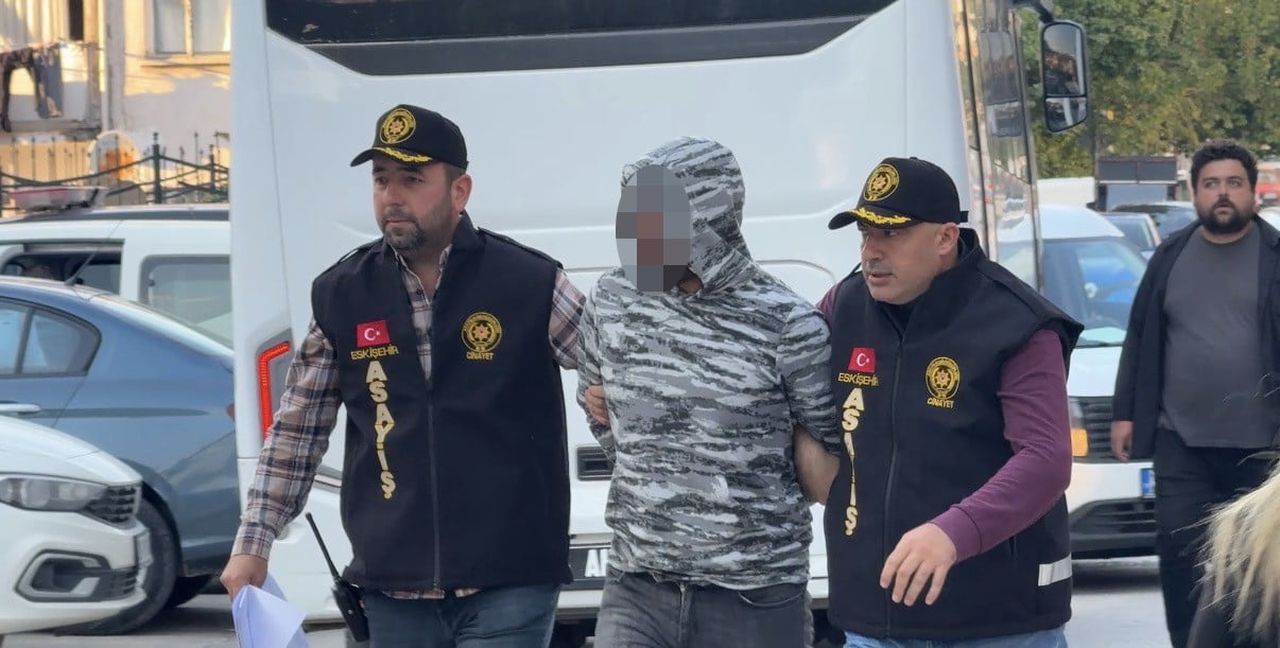 ESKİŞEHİR’DE BİRLİKTE ALKOL ALIRKEN ÇIKAN KAVGADA ARKADAŞINI BIÇAKLAYARAK ÖLDÜREN ŞÜPHELİ M.D....