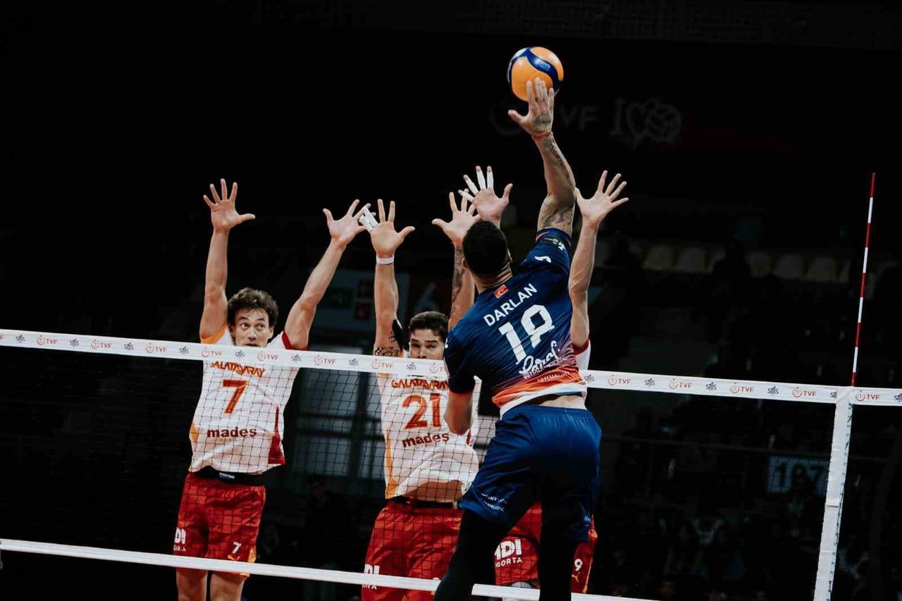 EFELER LİGİ’NİN İLK HAFTASINDA HALKBANK, SAHASINDA GALATASARAY'I 3-1 MAĞLUP ETTİ.