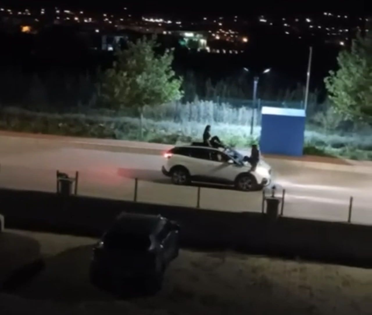 ELAZIĞ’DA SEYİR HALİNDEKİ OTOMOBİLİN KAPUT VE TAVANINDA YOLCULUK EDEN KADINLARIN MÜZİK EŞLİĞİNDEKİ...