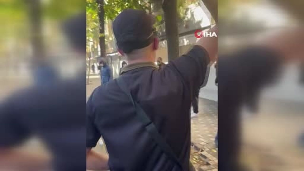 Arnavutluk'ta hükümet karşıtı gösterilerde tansiyon yükselirken, Eğitim Bakanlığı önünde çöp...