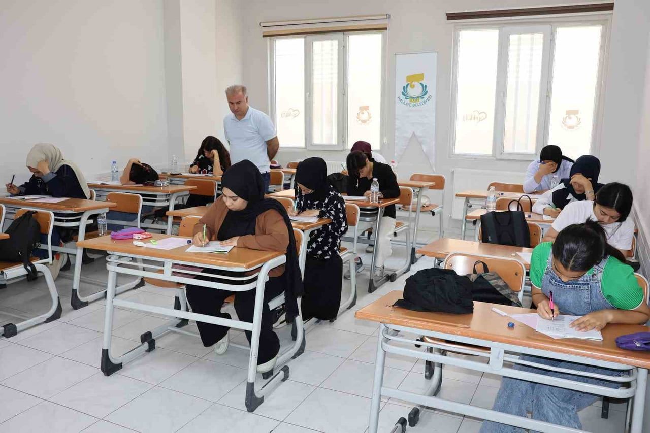 HALİLİYE BELEDİYESİ GENÇLERİ GELECEĞE HAZIRLADI: 95 ÖĞRENCİ ÜNİVERSİTELİ OLDU