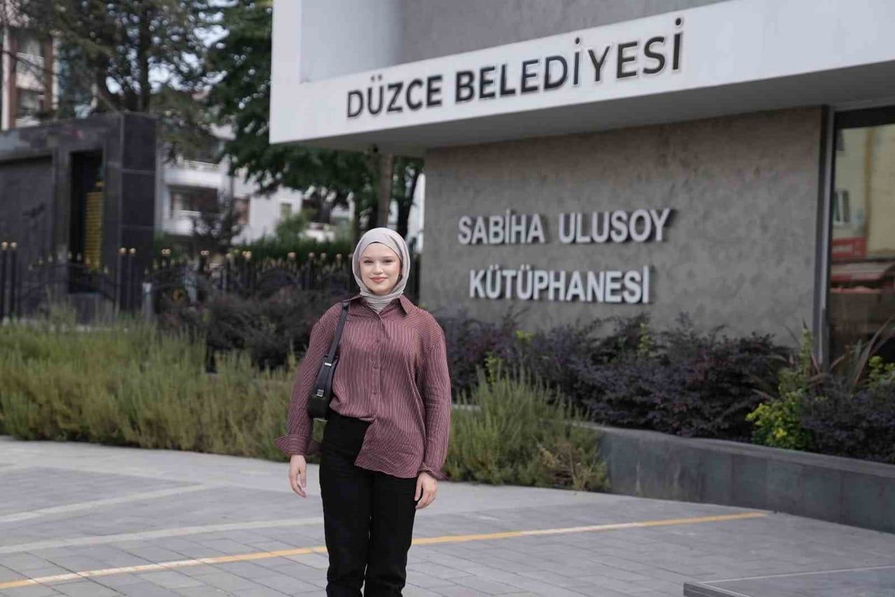 YKS EŞİT AĞIRLIK ALANINDA TÜRKİYE 3 BİN 117’NCİSİ OLAN RAVZA YILDIRIM, İSTANBUL’DA BULUNAN ÖZYEĞİN...